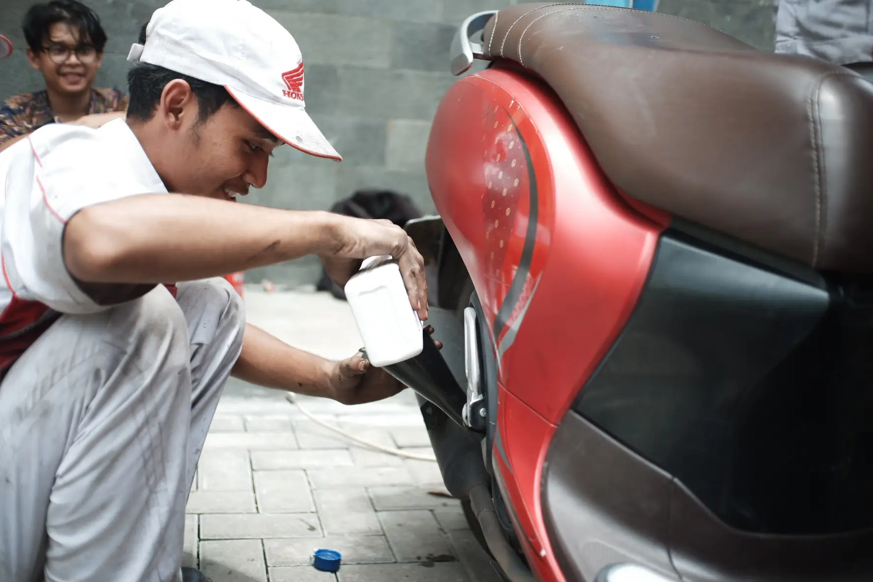 Kelurahan Tugu Gandeng Perusahaan Otomotif Beri Oli Motor Gratis untuk Warga