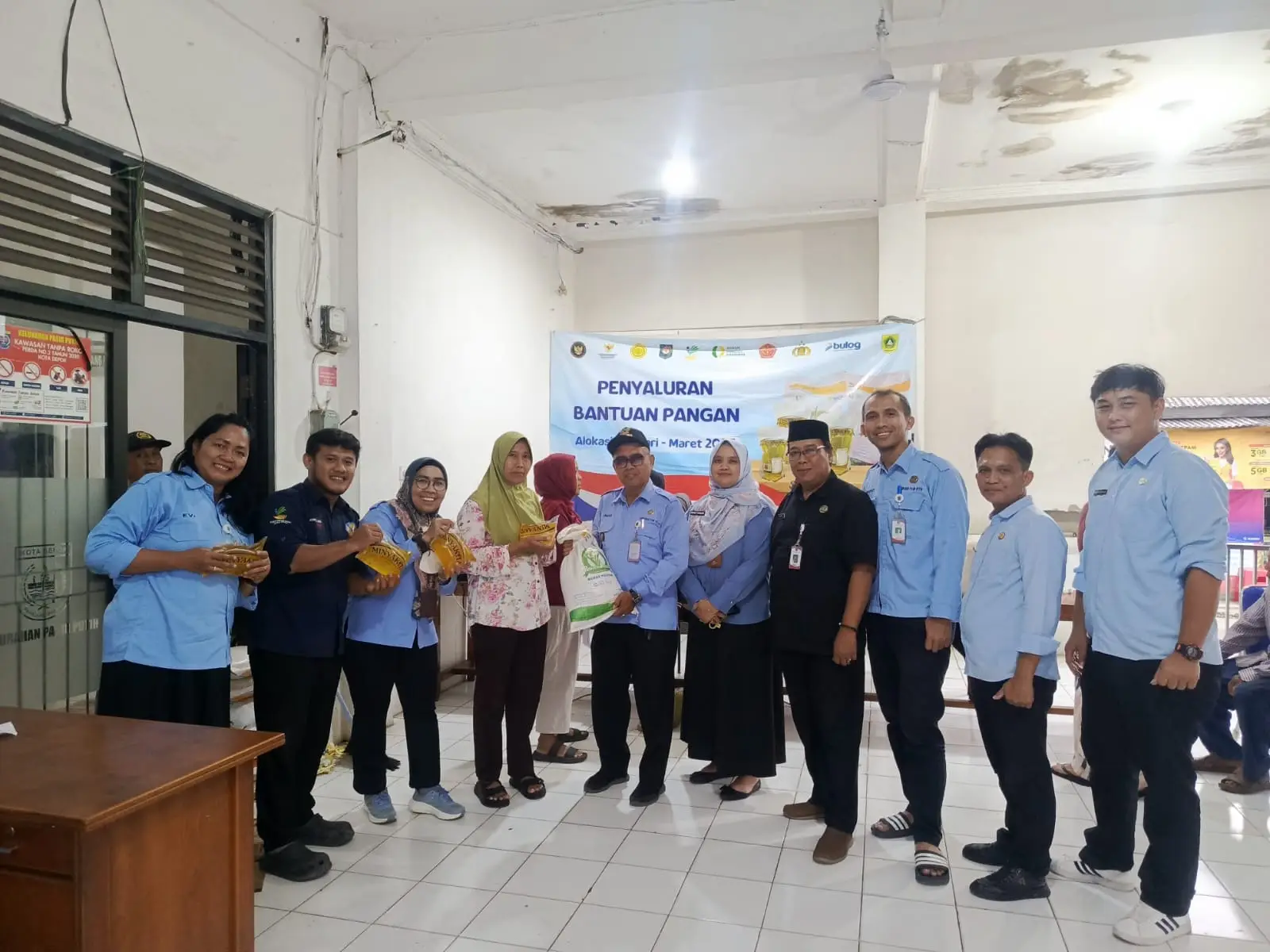 10.004 Warga Sawangan Terima Bantuan 4 liter Minyak Goreng-20 Kg Beras