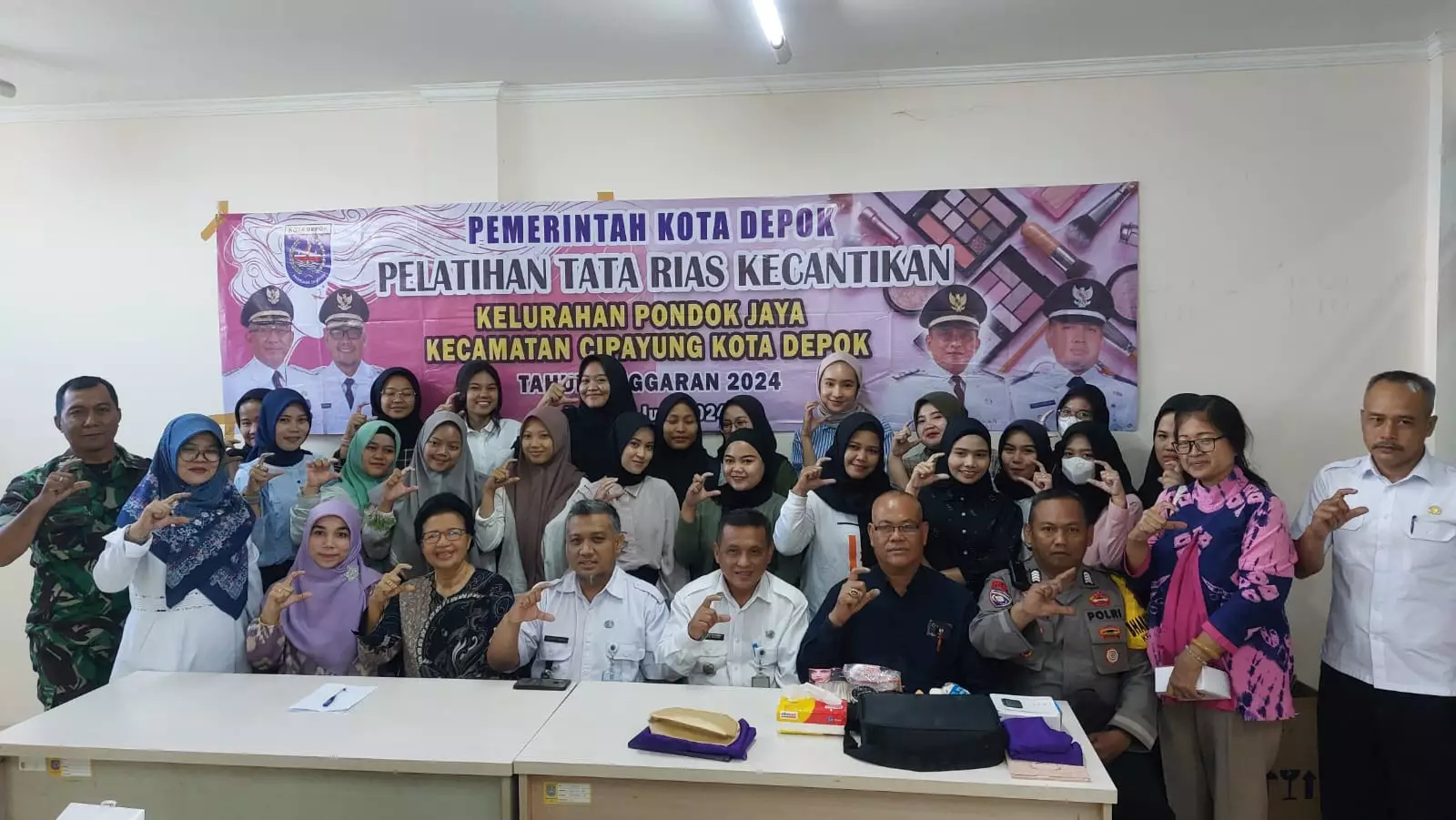 Puluhan Remaja Putri Pondok Jaya Belajar Tata Rias