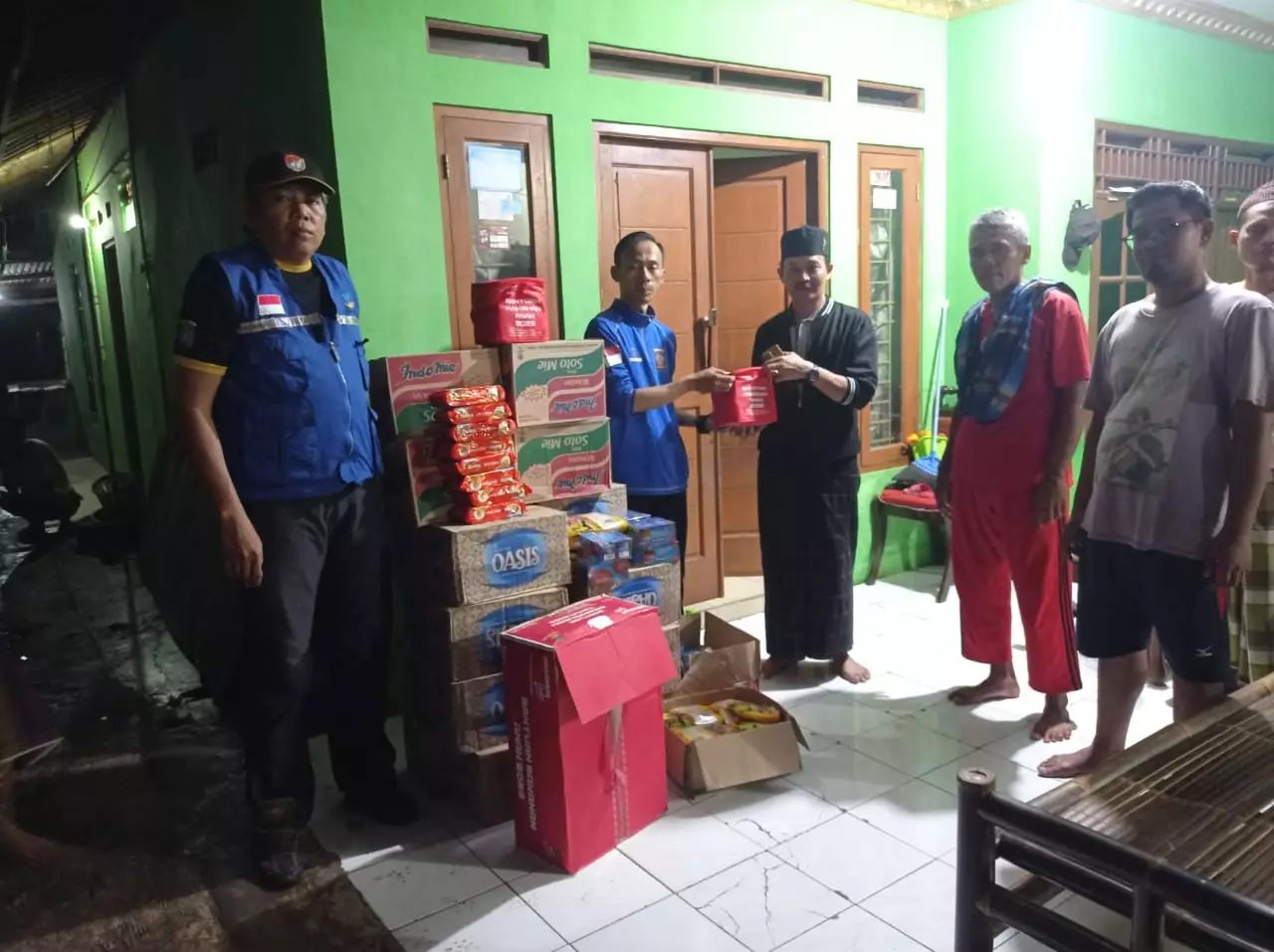 18 Keluarga Terdampak Banjir di Tapos Terima Bantuan dari Dinsos Depok