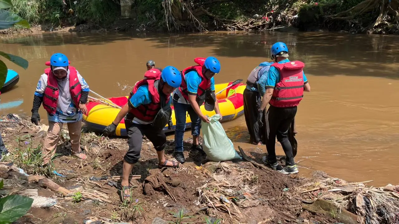 Tirta Asasta Depok Gelar Susur Sungai dan Aksi Bebersih Ciliwung di Hari Air Sedunia
