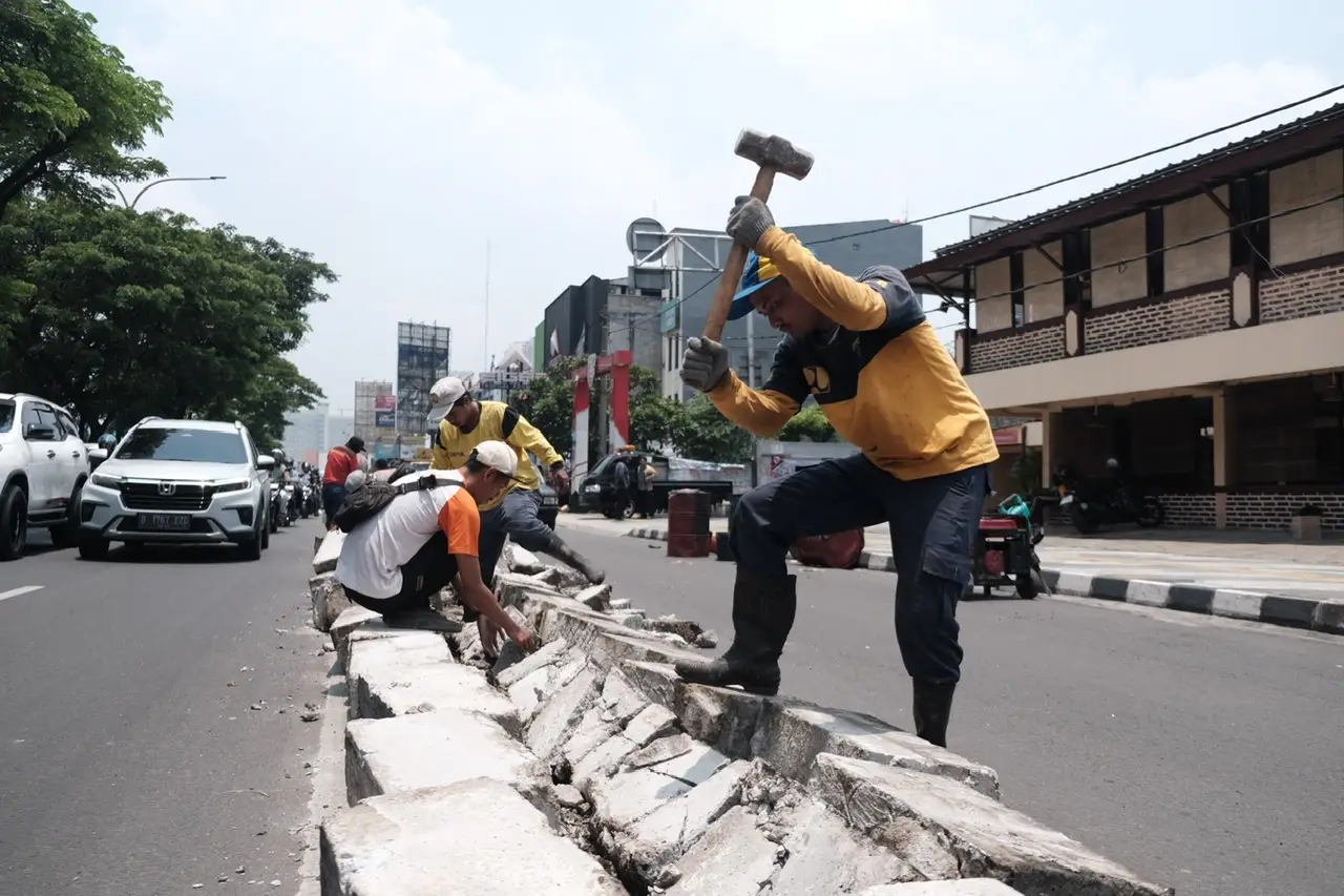Dinas PUPR Depok Bongkar Separator di Jalan Margonda Raya