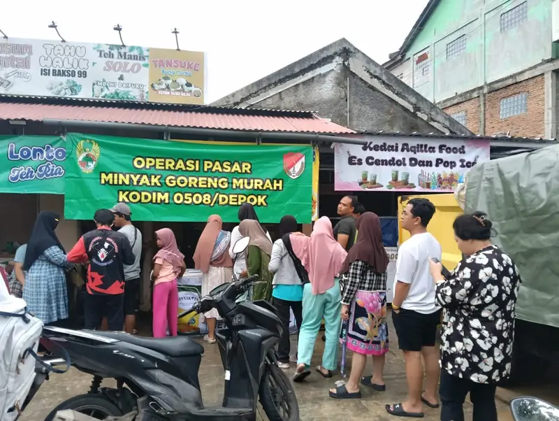 TNI Bersama Rakyat, Kodim Depok Rutin Gelar Pasar Murah Minyak Goreng