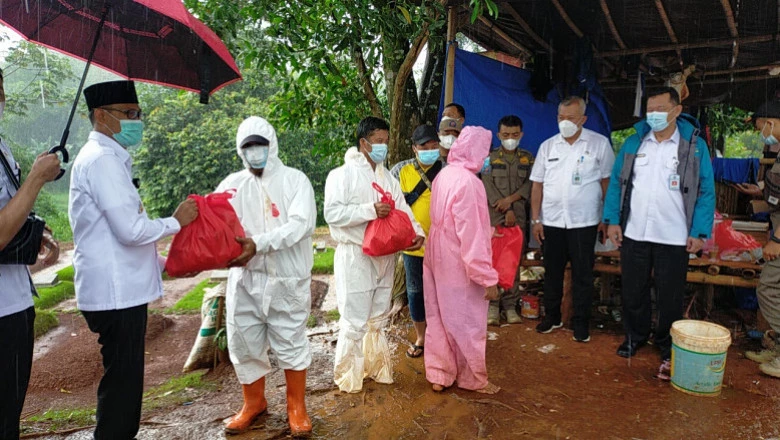 Beri Dukungan, Wakil Wali Kota Sambangi Satgas Penggali Kubur di TPU Karaba Tapos