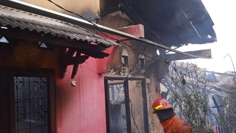 Damkar Depok Sigap Atasi Kebakaran di Bedahan