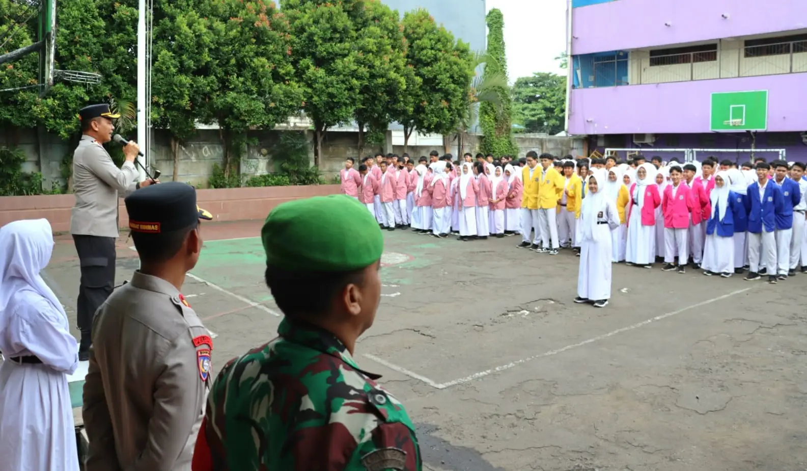 Hadiri Upacara di SMK 2 Perintis Depok, Kapolres Metro Depok Sampaikan Pesan Pembinaan Karakter