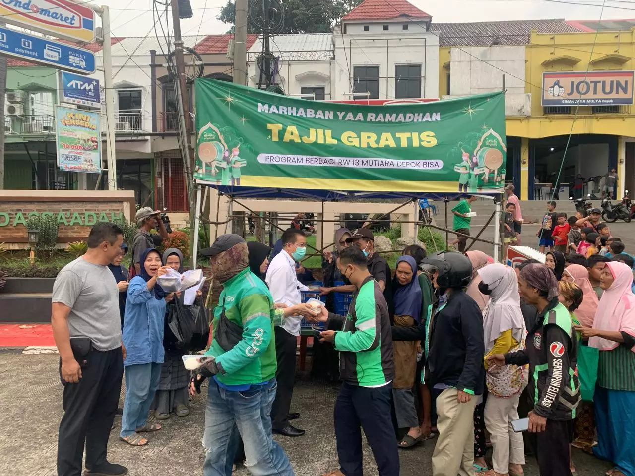 Warga Perumahan Mutiara Depok Bagikan Takjil Gratis ke Pengguna Jalan