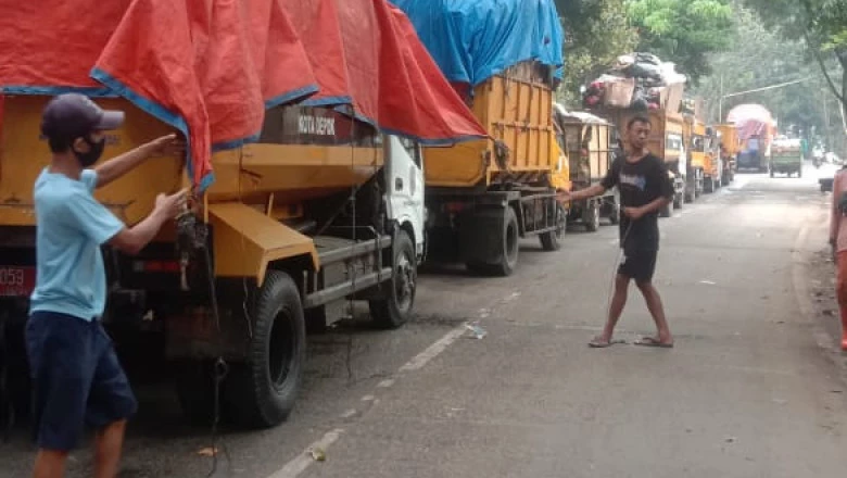 Akibat Longsor, Pembuangan Sampah ke TPA Cipayung Terganggu