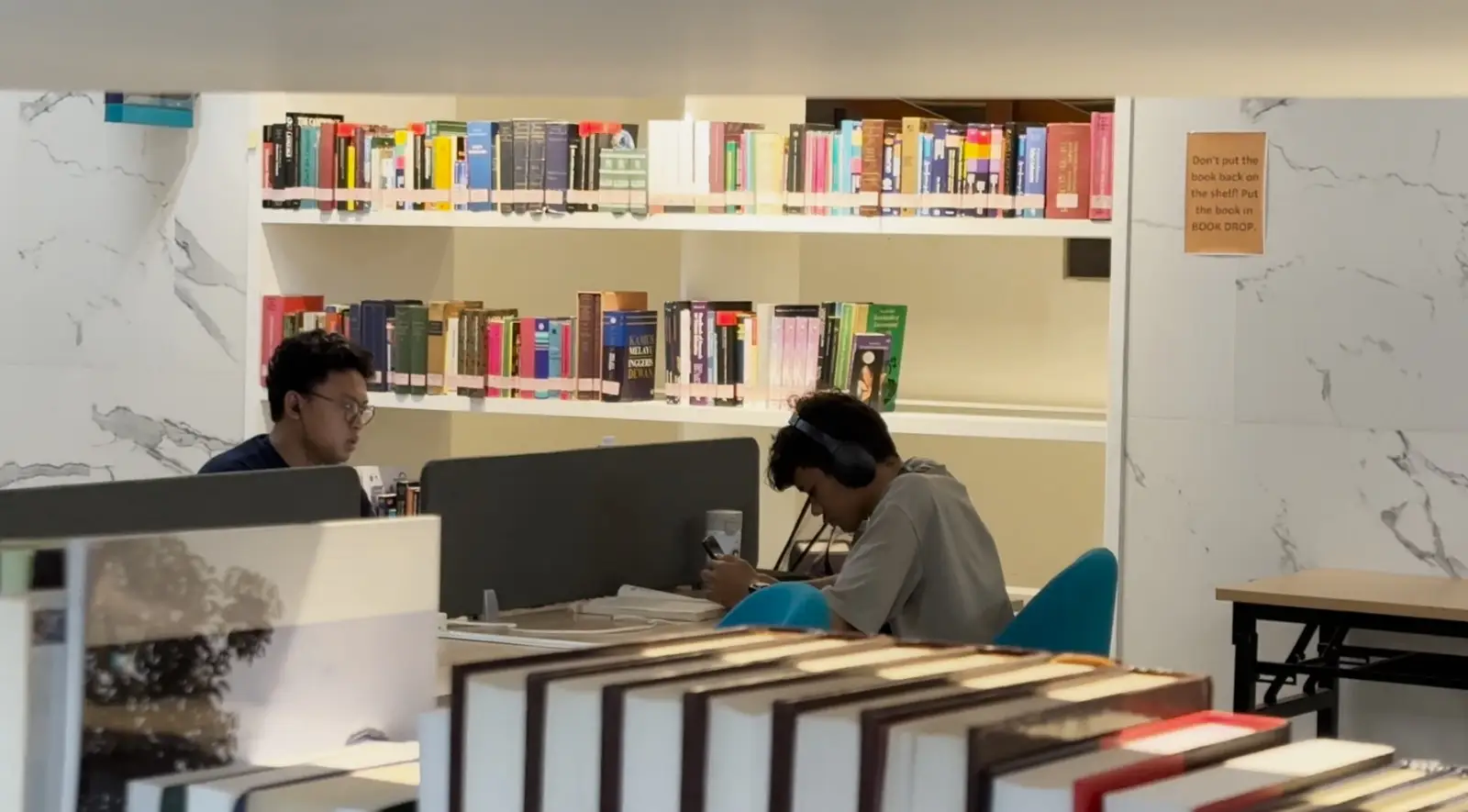 Ngabuburit Sambil Berliterasi di Jusuf Kalla Library, Tren Baru Anak Muda Depok