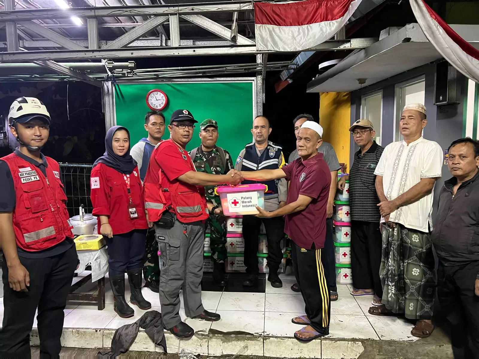 PMI Depok Serahkan 150 Paket Hygiene Kit untuk Korban Banjir di Mekarsari