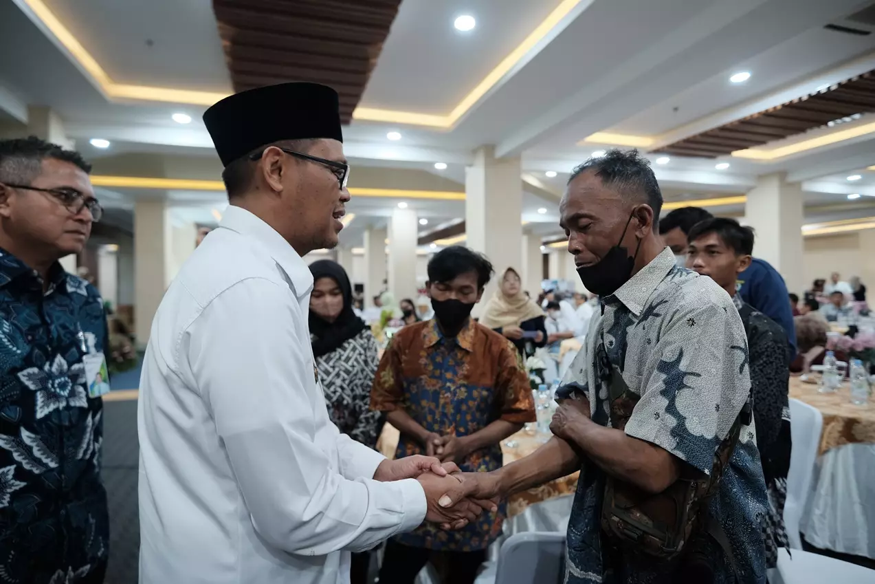 Wakil Wali Kota Serahkan Santunan dari BPJS Ketenagakerjaan kepada Ahli Waris Pesapon DLHK