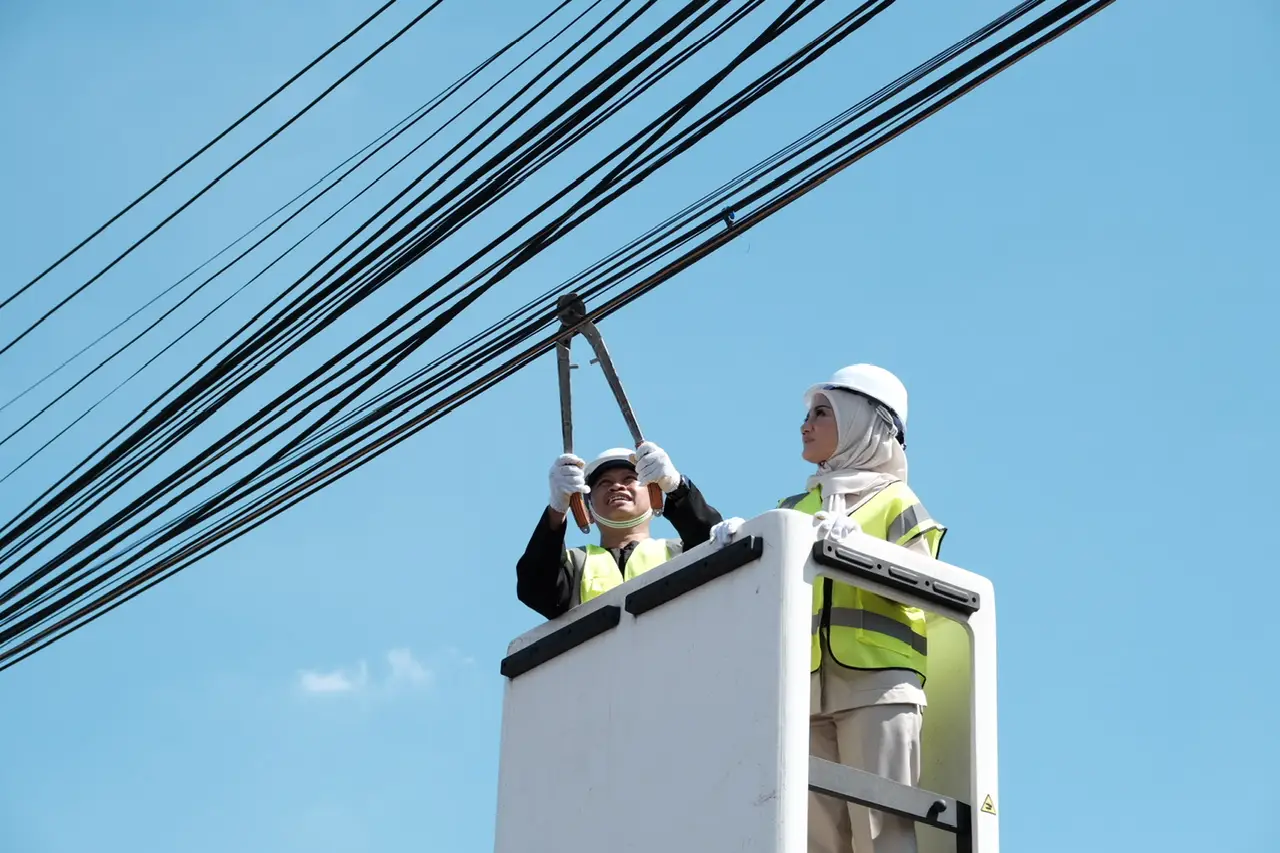 Pemkot Depok Tertibkan Kabel Udara di Jalan Komjen Pol M. Jasin