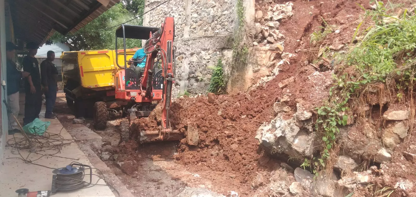DPUPR Kerahkan Alat Berat Atasi Longsor Tirtajaya
