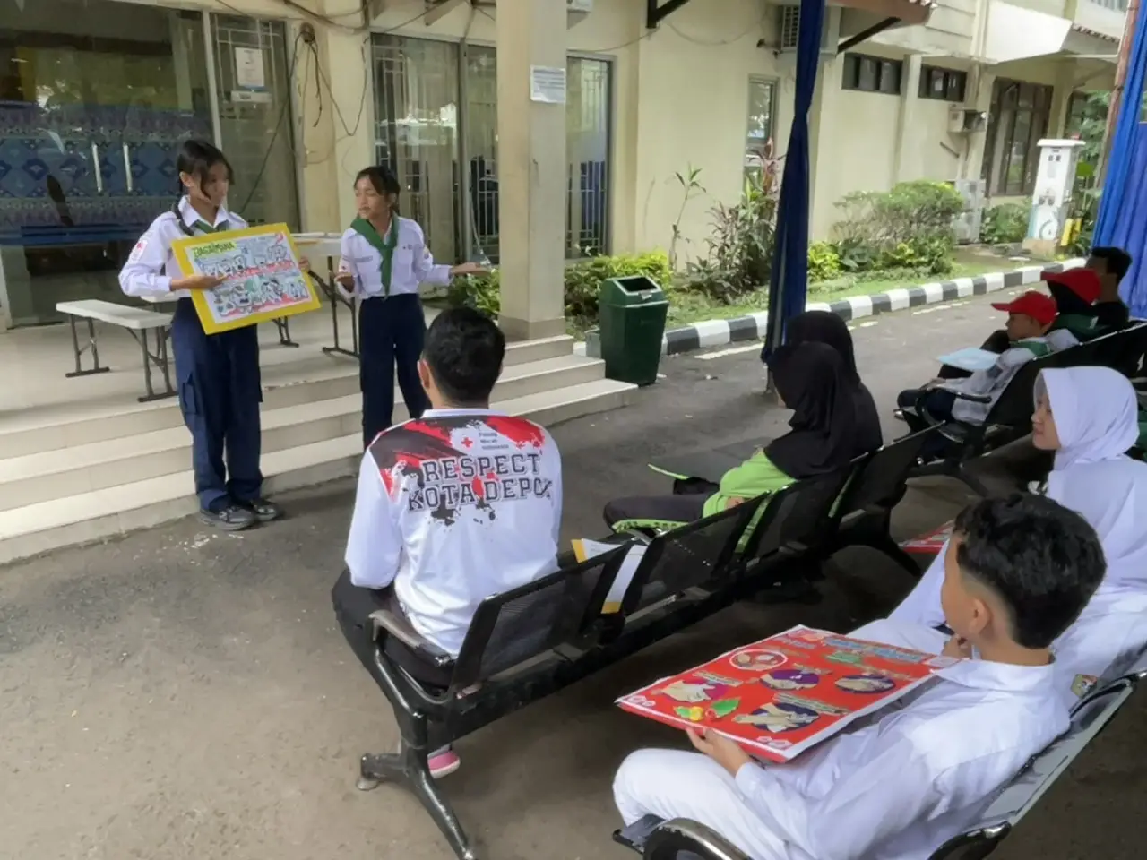 Anggota PMR Unjuk Kemampuan Presentasi Bertema PHBS di Lomba Kepalangmerahan Tingkat Depok 2025