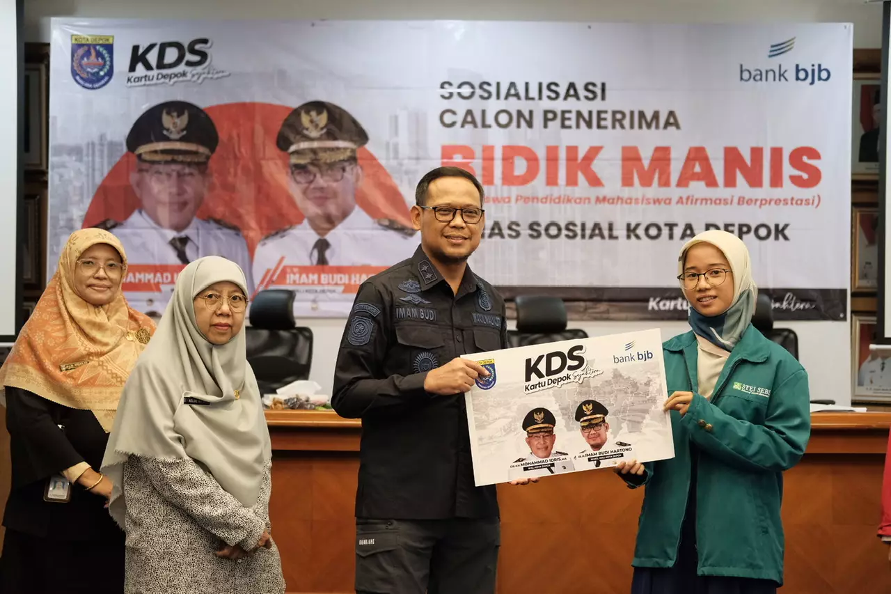Wakil Wali Kota Depok Salurkan KDS Bagi Mahasiswa
