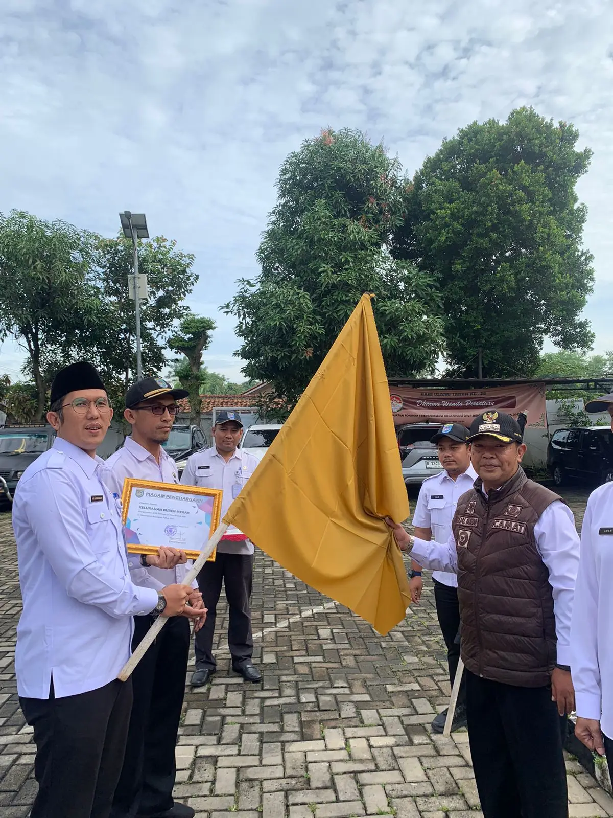 Catatkan 100,45 Persen Realisasi PBB 2024, Kelurahan Dumek Terima Penghargaan