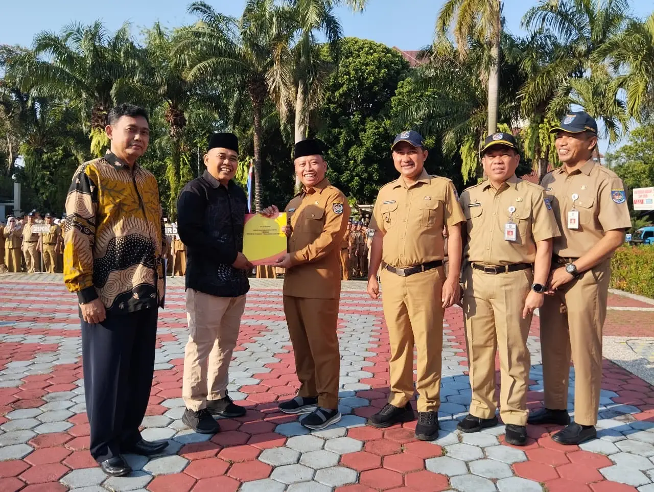 Momen Apel Pagi, Wali Kota Depok Serahkan Penghargaan Internasional dan SK Pensiun ASN