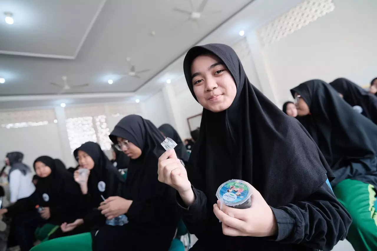Ikut Aksi Bergizi Serentak, Sejumlah Pelajar Minum Tablet Tambah Darah Bersama