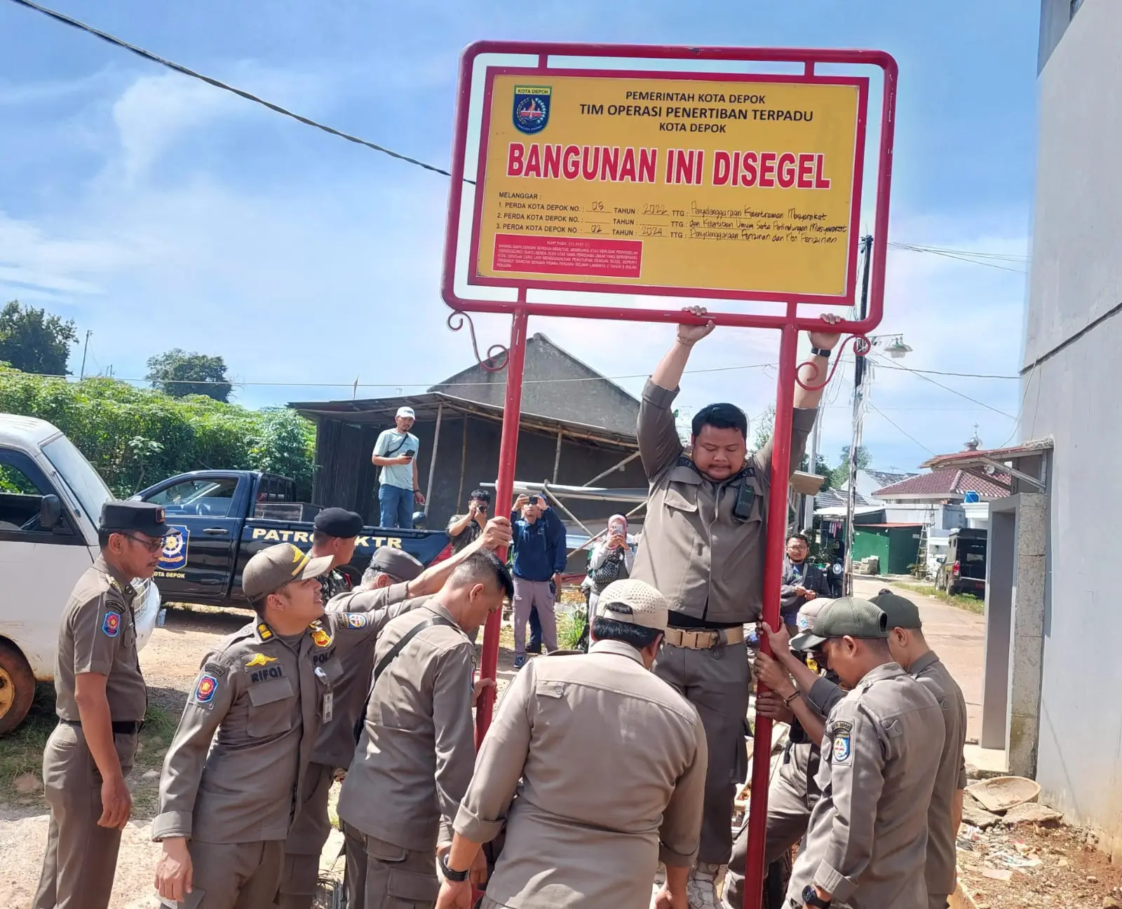 Satpol PP Depok Segel Sementara Deretan Rumah Tak Berizin di Pasir Putih