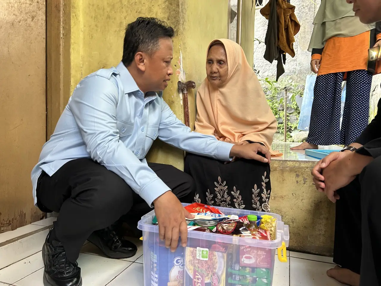 Tinjau Rumah Nenek Mardiyah, Wali Kota Depok Beri Bantuan Sembako