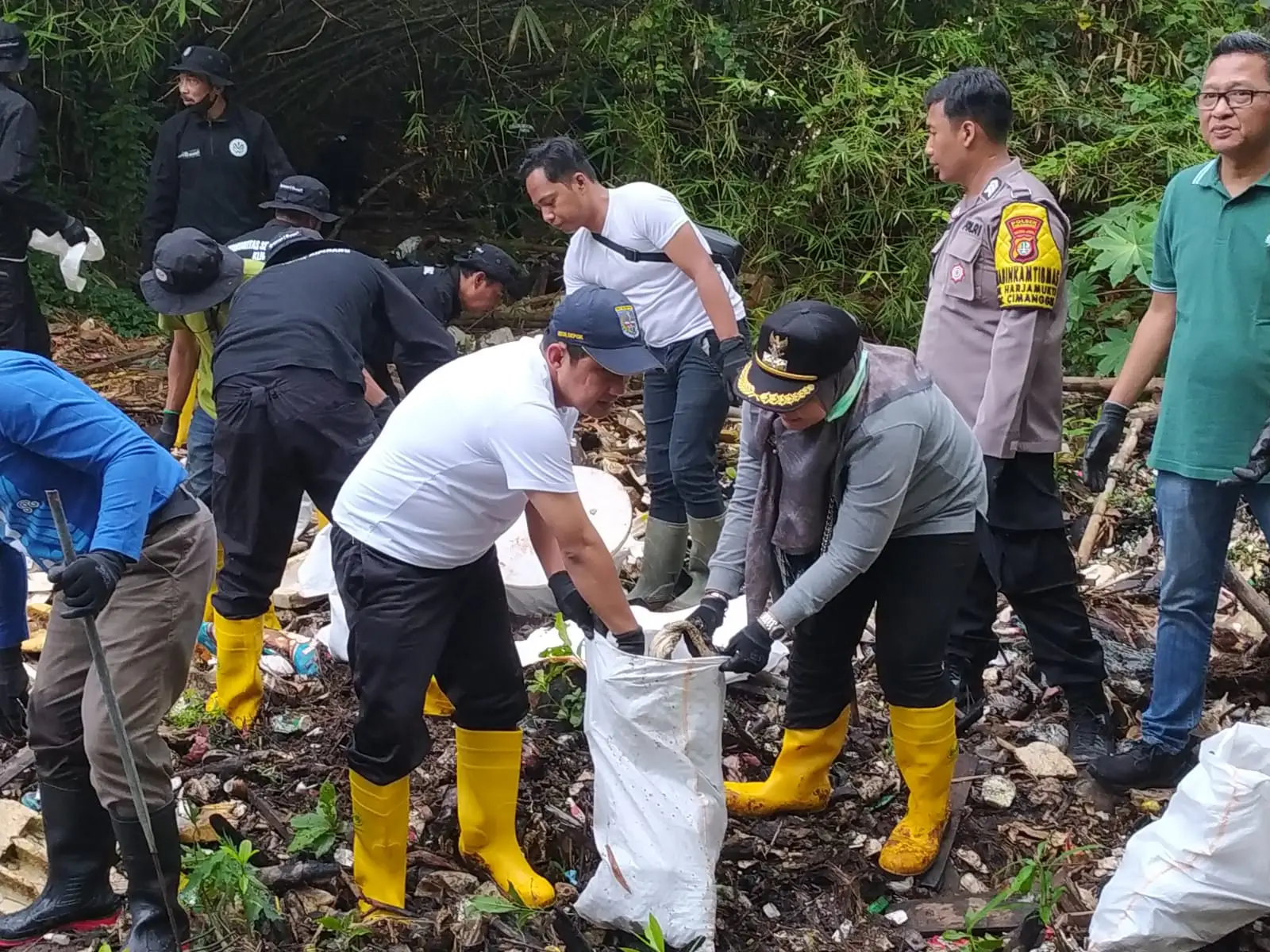 Wawalkot Depok Kembali Turun Langsung Bersihkan Sungai Cipinang, Sejumlah Industri Disurati