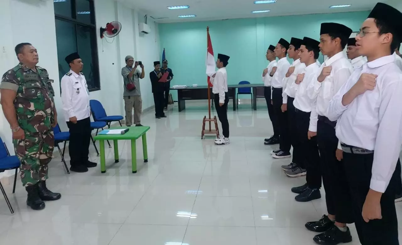 Lurah Pengasinan Kukuhkan 17 Paskibraka Tingkat Kelurahan