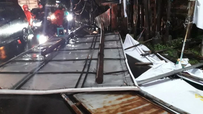 Damkar Depok Evakuasi Baliho Roboh di Parung Bingung